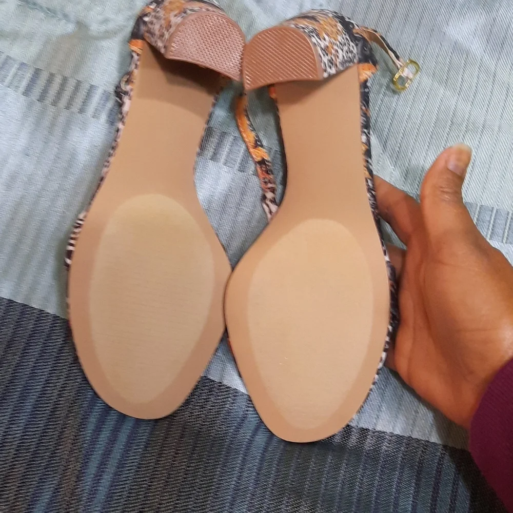 Heels with beautiful print - Picture 5 of 5